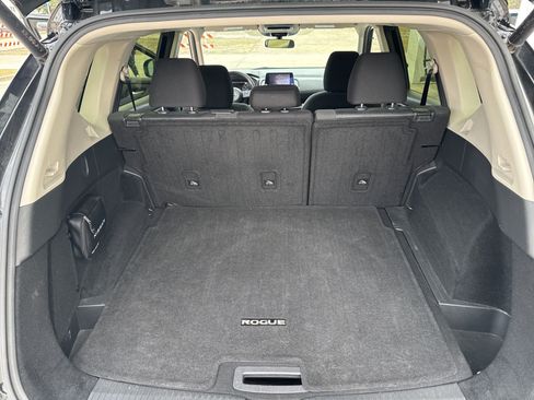 Used 2024 Nissan Rogue SV image 11