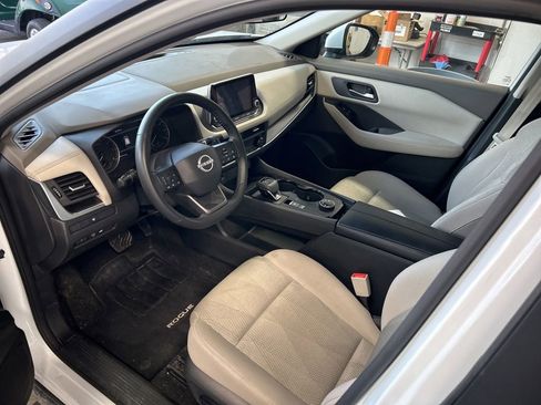 Used 2025 Nissan Rogue SV AWD/4WD image 3
