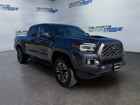 Used 2021 Toyota Tacoma TRD Sport w/ TRD Premium Sport Package AWD/4WD image 3