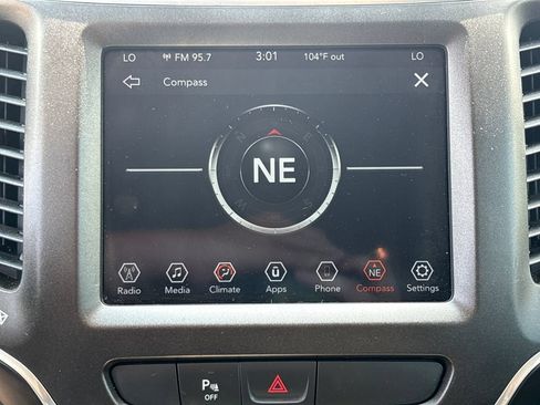 Used 2020 Jeep Cherokee Trailhawk AWD/4WD image 24