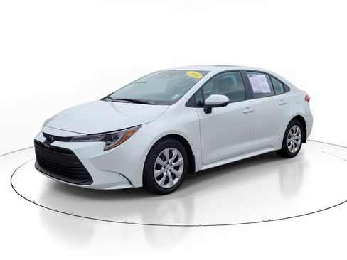 Used 2026 Toyota Corolla LE FWD image 2