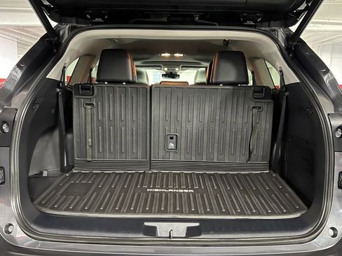 Certified 2022 Toyota Highlander XLE image 42