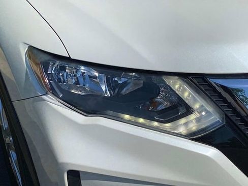 Used 2019 Nissan Rogue SV FWD image 4