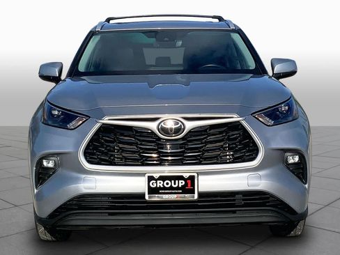 Used 2022 Toyota Highlander XLE AWD/4WD image 4