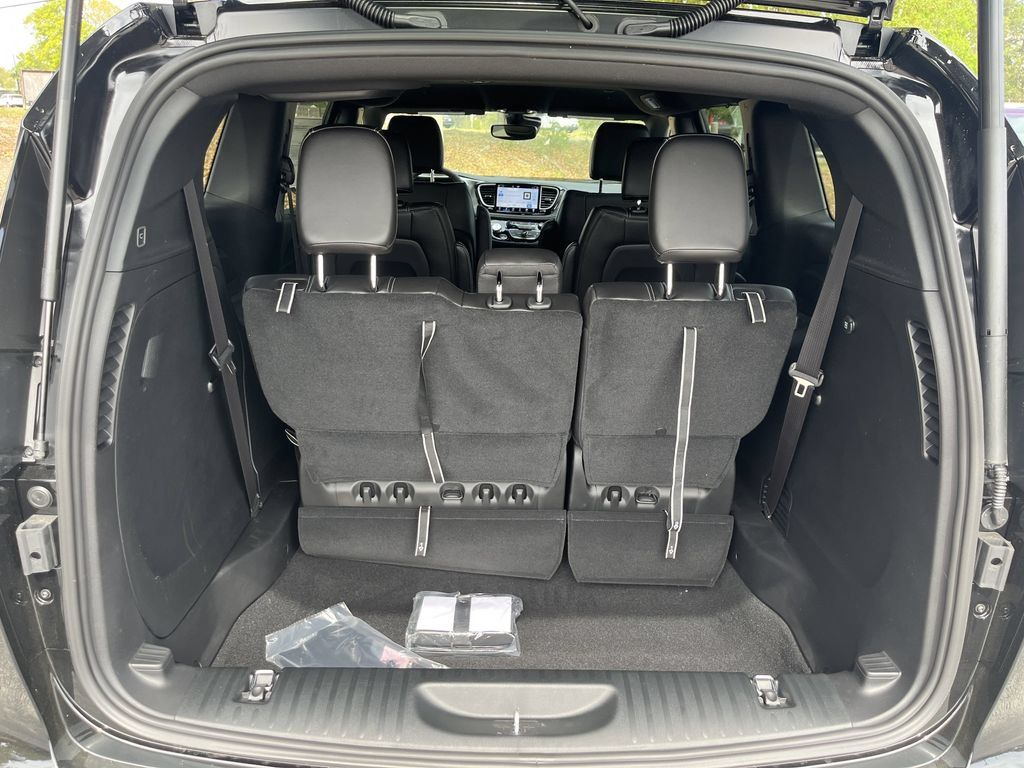 New 2026 Chrysler Pacifica Select FWD image 28