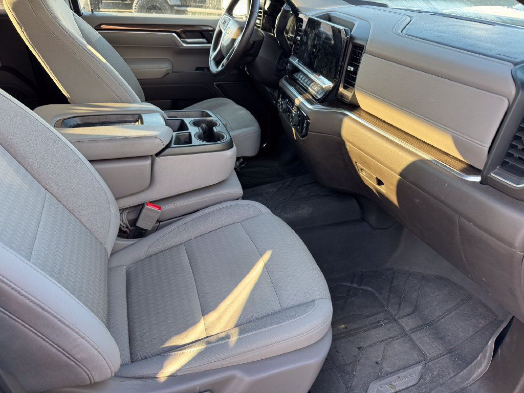 Used 2022 Chevrolet Silverado 1500 LT AWD/4WD image 4