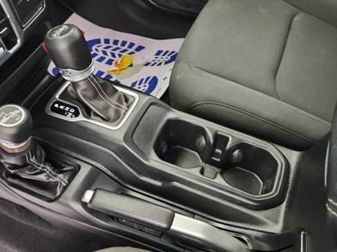 Used 2018 Jeep Wrangler Unlimited Sahara AWD/4WD image 14