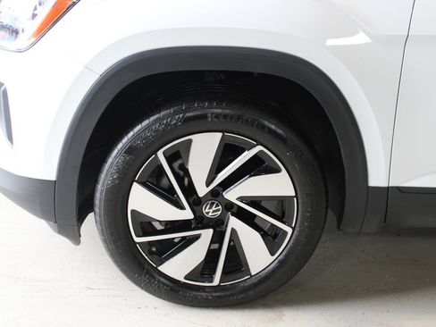Used 2025 Volkswagen Atlas SE AWD/4WD image 4
