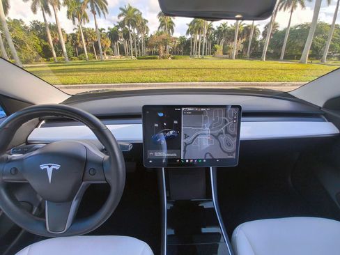 Used 2019 Tesla Model 3 RWD image 9