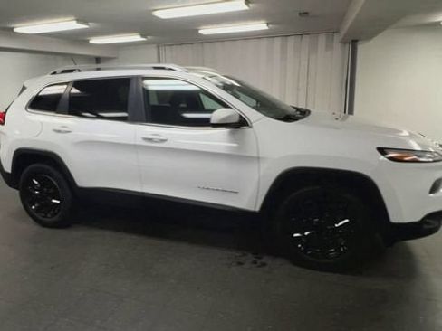 Used 2018 Jeep Cherokee Latitude w/ Safety Group AWD/4WD image 2