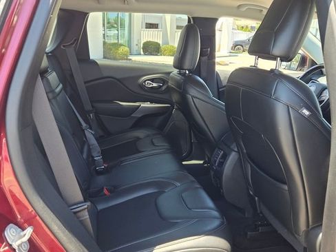 Used 2019 Jeep Cherokee Latitude Plus w/ Comfort/Convenience Group FWD image 16