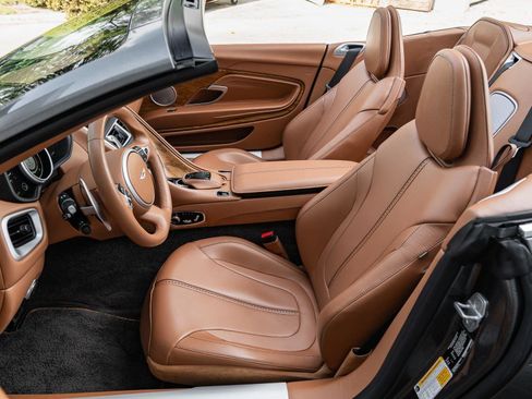 Used 2019 Aston Martin DB11 Volante image 32