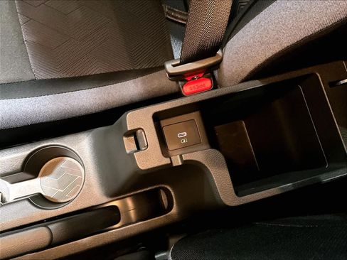 Used 2025 Nissan Versa SV w/ Trunk Package image 27