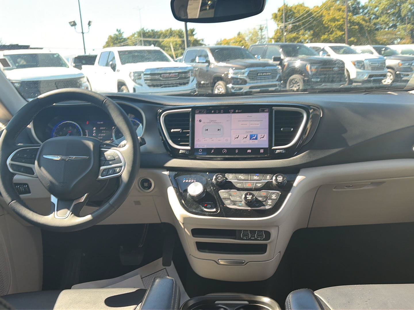 Used 2024 Chrysler Pacifica Touring-L FWD image 22
