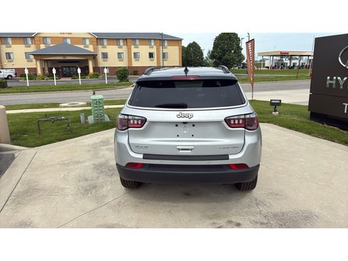 Used 2025 Jeep Compass Limited AWD/4WD image 4