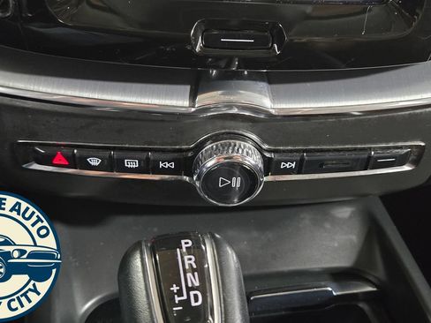 Used 2018 Volvo XC60 T5 Momentum w/ Vision Package AWD/4WD image 17