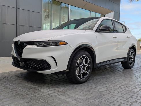 Used 2025 Alfa Romeo Tonale w/ Premium Package image 8