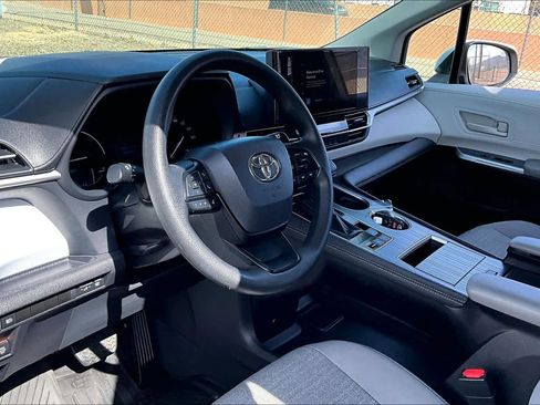 Used 2025 Toyota Sienna LE w/ LE Plus Package image 15