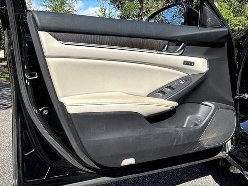 Used 2018 Honda Accord Touring image 17