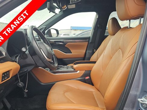 Used 2023 Toyota Highlander Platinum FWD image 5