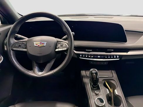 Used 2024 Cadillac XT4 Luxury w/ Cold Weather Package FWD image 20