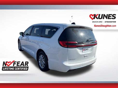 Used 2023 Chrysler Pacifica Touring-L FWD image 9