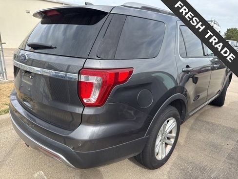 Used 2017 Ford Explorer XLT w/ Equipment Group 202A image 4