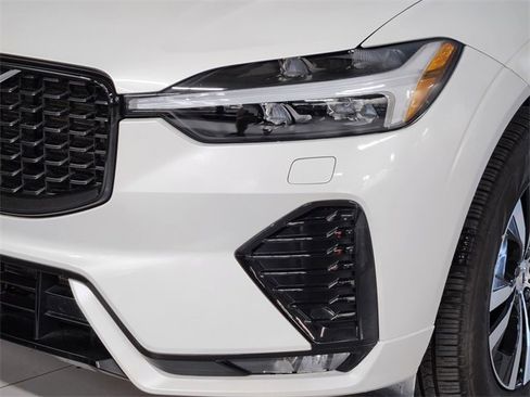 Used 2025 Volvo XC60 B5 Core image 12