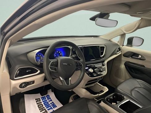 Used 2023 Chrysler Pacifica Touring-L FWD image 8