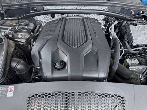 Certified 2025 Porsche Macan AWD/4WD image 34