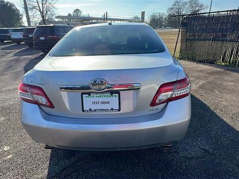 Used 2011 Toyota Camry SE image 6