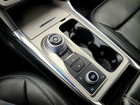 Used 2020 Ford Explorer XLT w/ Equipment Group 202A AWD/4WD image 17