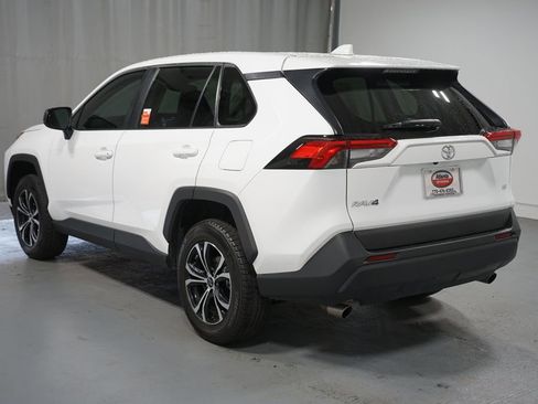 Used 2022 Toyota RAV4 LE image 6
