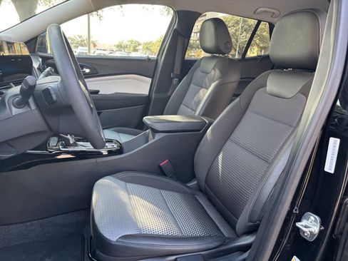 Used 2025 Chevrolet Trax LT image 21
