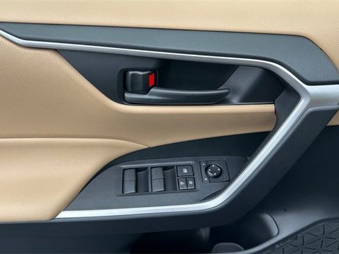 Used 2025 Toyota RAV4 LE image 9