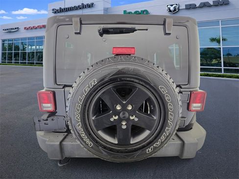 Used 2015 Jeep Wrangler Unlimited Sahara image 4