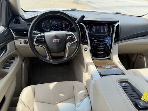 Used 2019 Cadillac Escalade Luxury AWD/4WD image 14