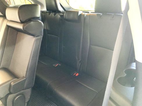 Used 2022 Toyota Highlander XLE image 12