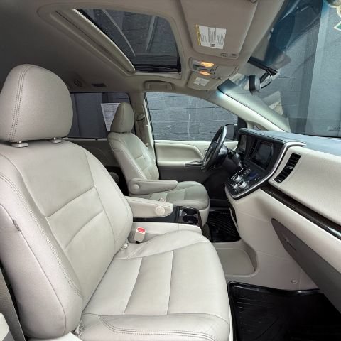 Used 2017 Toyota Sienna XLE Premium FWD image 9