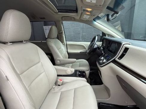 Used 2017 Toyota Sienna XLE Premium FWD image 9