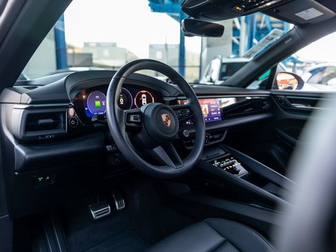 Certified 2025 Porsche Macan 4S Electric AWD/4WD image 4
