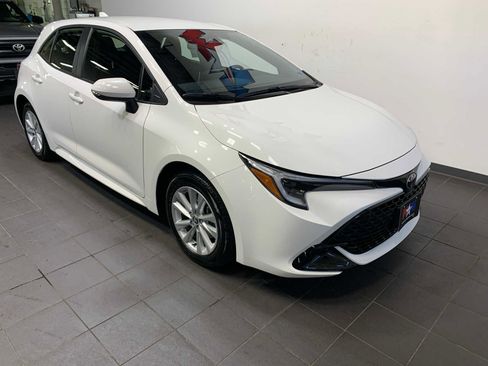 Used 2025 Toyota Corolla SE w/ SE Package image 2