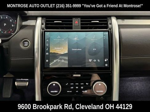 New 2024 Land Rover Discovery Dynamic SE image 17