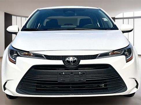 Used 2023 Toyota Corolla LE image 2
