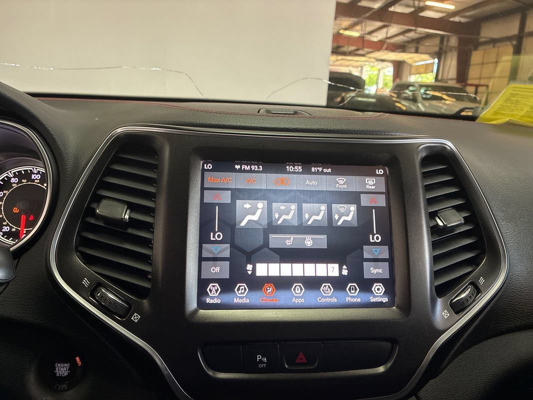 Used 2019 Jeep Cherokee Trailhawk w/ Cold Weather Group AWD/4WD image 15