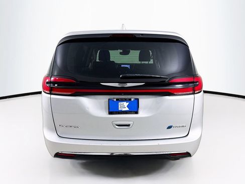 Used 2022 Chrysler Pacifica Touring-L FWD image 6