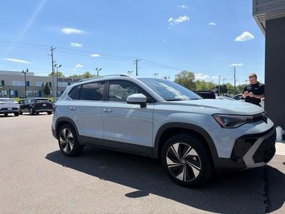 Used 2025 Volkswagen Taos SE w/ Panoramic Sunroof Package