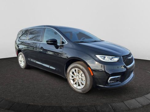New 2026 Chrysler Pacifica Limited w/ Uconnect Theater Family Group AWD/4WD image 3