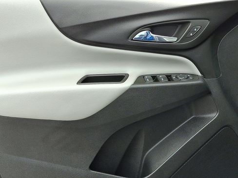 Used 2022 Chevrolet Equinox LS image 12