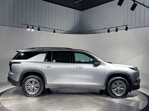 Used 2025 Chevrolet Traverse LT image 10